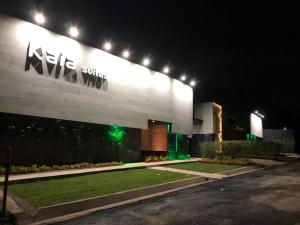 a kleisel building at night with lights on it at Kaia Suites in Ciudad L&oacute;pez Mateos