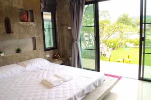 מיטה או מיטות בחדר ב-Angie Resort at Nakhon Nayok