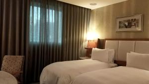 Postel nebo postele na pokoji v ubytování Elegance Hotel