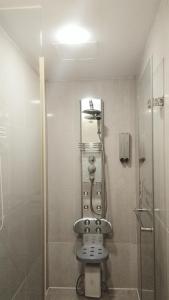 Koupelna v ubytování Elegance Hotel + 34 fotografií
