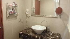 Koupelna v ubytování Elegance Hotel