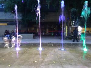 un groupe de lumières dans un parc la nuit dans l'établissement Sunny Apartment Narvarte, à Mexico
