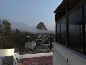 een uitzicht op een berg vanuit een raam van een gebouw bij Hotel Mariazel in Bernal