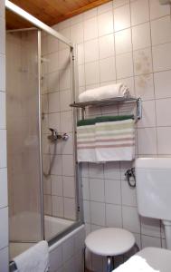 Kúpeľňa v ubytovaní Zimmer und Ferienwohnungen "Heidis Welt" Podlanig + 37 fotografií