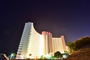 Hotel Harvest Nankitanabe في تانابا: مبنى كبير في الليل مع أضواء عليه