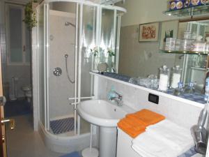 Koupelna v ubytování B&B Villa Olmo + 37 fotografií
