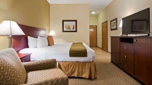 une chambre d'hôtel avec un lit et une télévision dans l'établissement Best Western Plus Montezuma Inn and Suites, à Las Vegas
