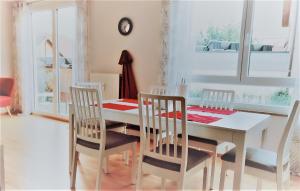 アレンスバッハにあるBodenSEE Apartment Allensbach FEWO 1のダイニングルーム(白いテーブル、椅子付)