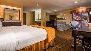 Кровать или кровати в номере Best Western Muncie +13 фотографий