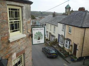 una señal para una ciudad con un coche aparcado en una calle en Royal Oak Inn en Lostwithiel