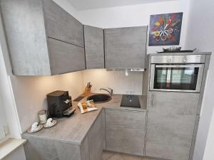 eine Küche mit einer Spüle und einer Arbeitsplatte in der Unterkunft Wohnpark Stadt Hamburg in Binz - WG 54 in Binz