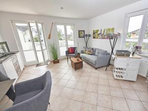 sala de estar con sofá y mesa en Wohnpark Stadt Hamburg in Binz - WG 54, en Binz