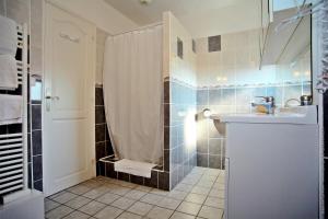 La salle de bains est pourvue d'une douche et d'un lavabo. dans l'établissement Hotel Men Er Vro, à Quiberon