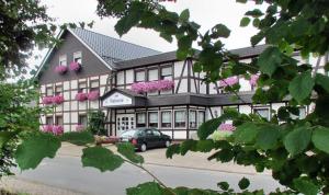 um edifício com um carro estacionado em frente em Wellness-Gasthof-Cafe Nuhnetal em Frankenberg