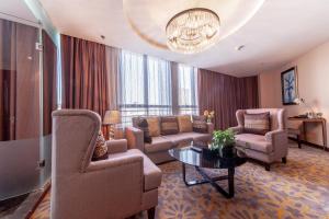 a living room with a couch and chairs and a table at Beijing Sunflower Hotel--Beijing Universal Studios Resort in Tongzhou