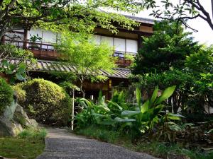 ein Haus mit einem Gehweg davor in der Unterkunft Bingoya in Kurashiki