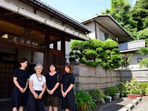 Un gruppo di donne che si trovano davanti a una casa di Bingoya a Kurashiki