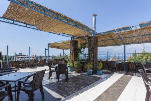 un patio en un restaurante con mesas y sillas en Hotel Twenty en Antalya