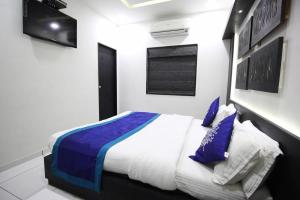 Postel nebo postele na pokoji v ubytování Hotel Paramount Inn