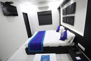 Postel nebo postele na pokoji v ubytování Hotel Paramount Inn