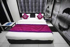 Postel nebo postele na pokoji v ubytování Hotel Paramount Inn