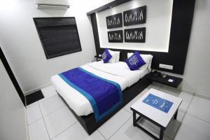 Postel nebo postele na pokoji v ubytování Hotel Paramount Inn