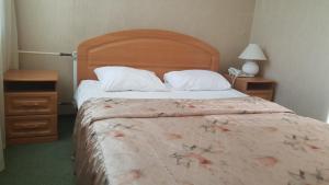 Ryan Johnson في كازان: غرفة نوم بسرير كبير مع اللوح الخشبي