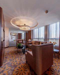 通州區的住宿－北京太陽花酒店，带沙发和吊灯的客厅