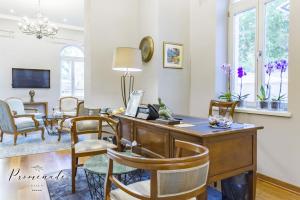 biuro domowe z biurkiem i krzesłami w obiekcie Villa Promenade w Burgas