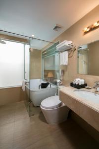 Koupelna v ubytování Hanoi Paon Hotel & Spa