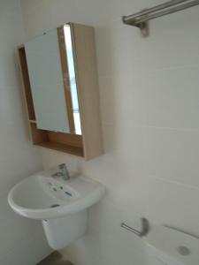 bagno bianco con lavandino e specchio di Apartaments Can Fabul a Sant Carles de la Ràpita