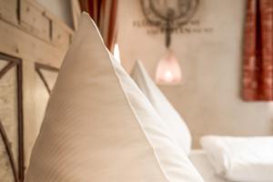 cuscino bianco su un tavolo in una stanza di Hotel Arthus ad Aulendorf