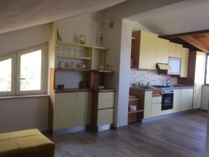 A kitchen or kitchenette at Casa Daniela Még 15 kép