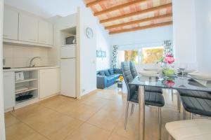 kuchnia i jadalnia ze stołem i krzesłami w obiekcie Apartamento Ferrera Park 623 w mieście Cala Ferrera