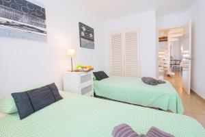 Łóżko lub łóżka w pokoju w obiekcie Apartamento Ferrera Park 623