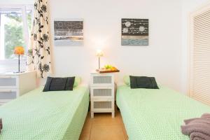 Łóżko lub łóżka w pokoju w obiekcie Apartamento Ferrera Park 623
