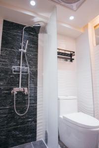 łazienka z toaletą i prysznicem w obiekcie 放個Jia w mieście Taidong