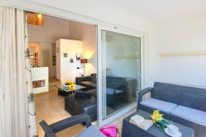 Część wypoczynkowa w obiekcie Apartamento Ferrera Park 623