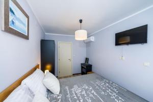TV a/nebo společenská místnost v ubytování Ema 2BR apt. in old town centre