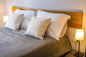 Postel nebo postele na pokoji v ubytování Ema 2BR apt. in old town centre