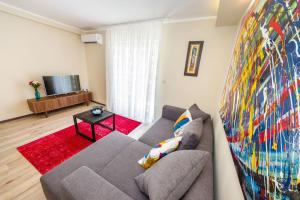 TV a/nebo společenská místnost v ubytování Ema 2BR apt. in old town centre