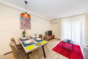 Posezení v ubytování Ema 2BR apt. in old town centre