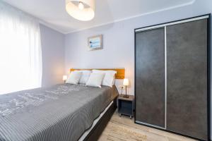 Postel nebo postele na pokoji v ubytování Ema 2BR apt. in old town centre
