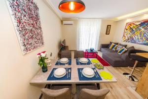 Posezení v ubytování Ema 2BR apt. in old town centre