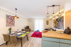 Posezení v ubytování Ema 2BR apt. in old town centre