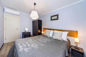 Postel nebo postele na pokoji v ubytování Ema 2BR apt. in old town centre