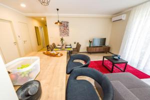 Posezení v ubytování Ema 2BR apt. in old town centre