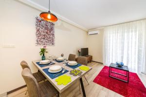 Posezení v ubytování Ema 2BR apt. in old town centre