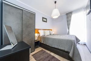 Postel nebo postele na pokoji v ubytování Ema 2BR apt. in old town centre
