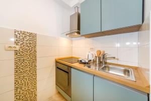 Kuchyň nebo kuchyňský kout v ubytování Ema 2BR apt. in old town centre
